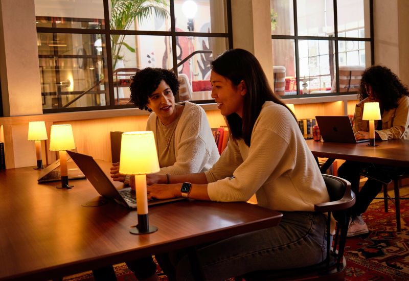 Техкомпании насильно внедряют ИИ: сотрудники должны адаптироваться к новым реалиям