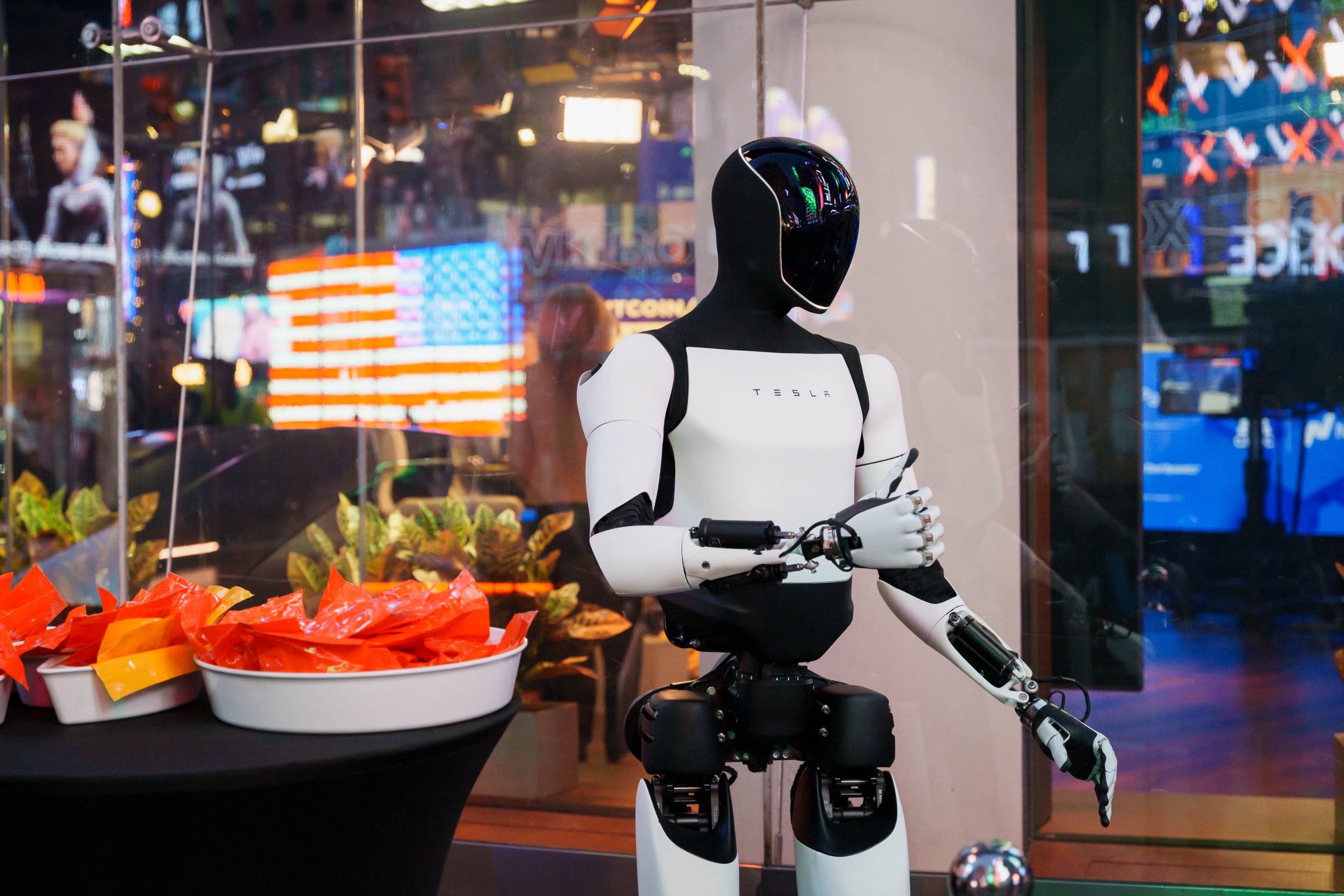 На вечеринке упал новый робот Tesla Optimus: обсуждаются версии о вмешательстве оператора